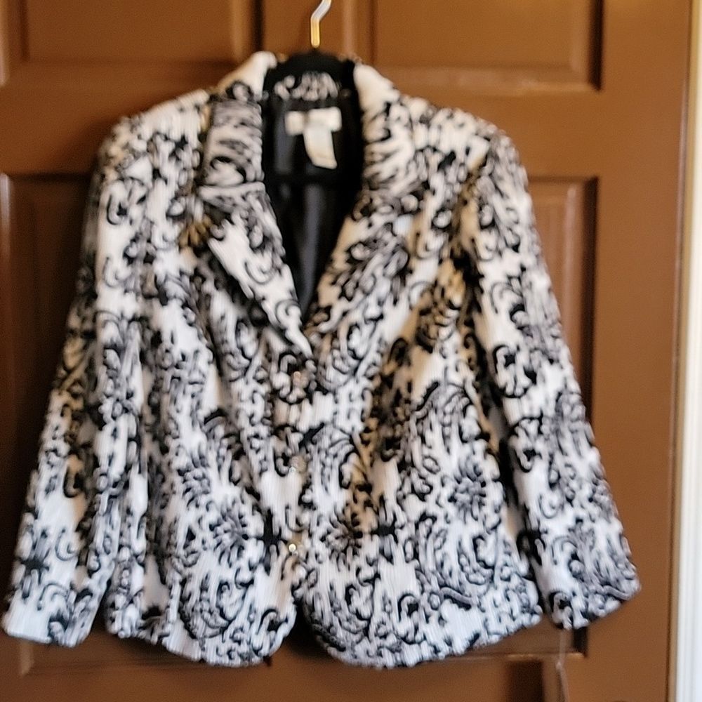 Jackie Jon-Blk/white crinkled fabric jkt. with rhinestone buttons Size 1X NWT.